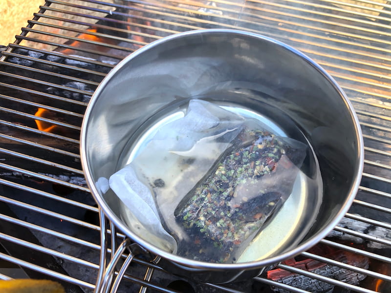 鍋に水とパックを入れて沸騰させる